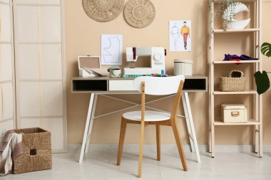 Terzinin iş yeri, raf ünitesi ve katlama ekranlı atölyenin içi