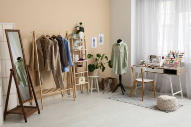 Terzinin iş yeri, elbise askılığı ve mankeni olan atölyenin içi.