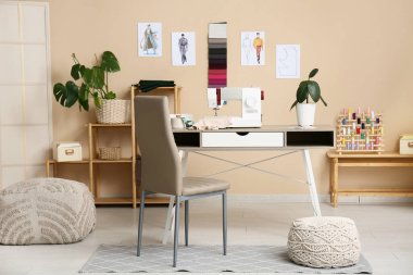 Terzinin iş yeri, raf ünitesi ve çizimleri olan atölyenin içi