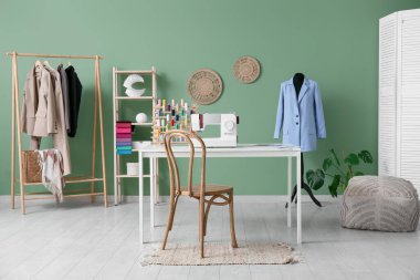 Terzinin iş yeri, elbise askılığı ve mankeni olan atölyenin içi.