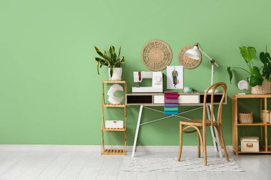 Terzi işyeri ve raf üniteli atölyenin içi