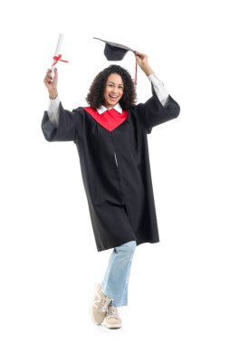 Beyaz arka planda diploması ve mezuniyet şapkası olan mutlu Afro-Amerikan bayan mezun.