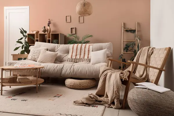 Koltuğu, koltuğu ve bitkileri olan şık bir oturma odası.