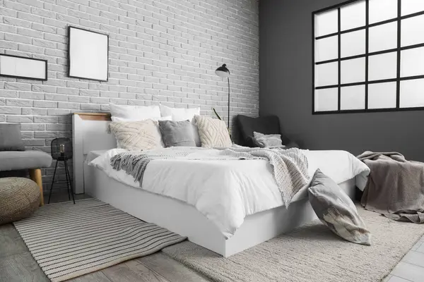 Yatak odasının içi büyük yatak odası, koltuk ve lambalarla dolu.