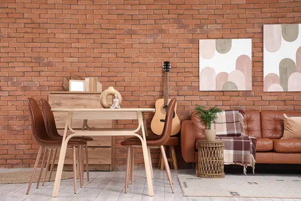 Yemek masası ve oturma odasının içindeki rahat kanepe.