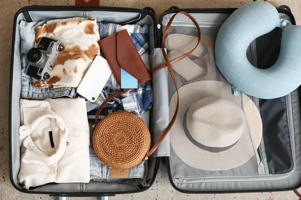 Giysilerin ve seyahat aksesuarlarının olduğu bavulları yerleştirdim.