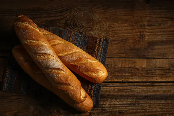 Tahta arka planda taze baget.