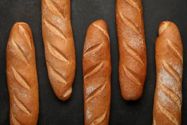 Siyah arka planda bir sürü taze baget