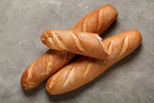 Gri arkaplanda taze baget