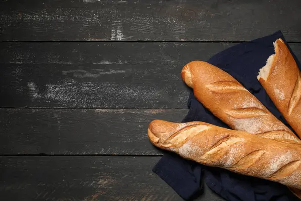 Siyah ahşap arka planda taze baget.