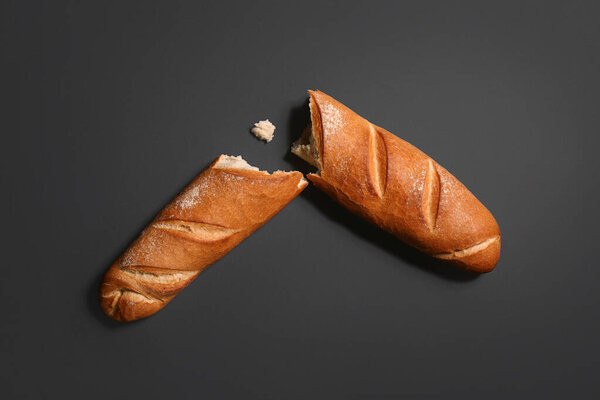 Свежий багет на черном фоне