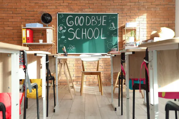 Sınıf içindeki tuğla duvarlara ve çizimlere GOODBYE OKULU yazılı kara tahta