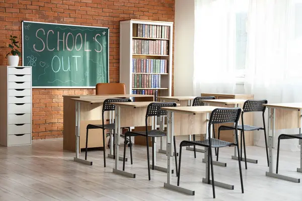 Sınıf içi tuğla duvarda yazılı yazı tahtası var.