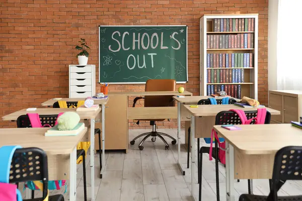 Okulun kapalı olduğu karatahta ve sınıfın iç tarafındaki tuğla duvara çizimler