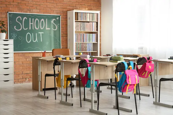 Okulun kapalı olduğu karatahta ve sınıfın iç tarafındaki tuğla duvara çizimler