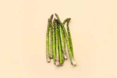 Bej arka planda taze yeşil kuşkonmaz