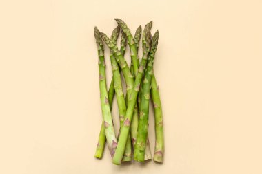 Bej arka planda taze yeşil kuşkonmaz