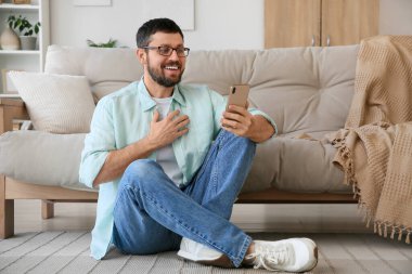 Evde cep telefonu kullanmasına şaşırdım.