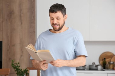 Genç adamın mutfakta kitap okumasına şaşırdım.