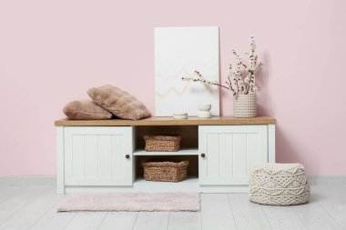 Odanın içinde klozet, puf ve çiçek açan dallar