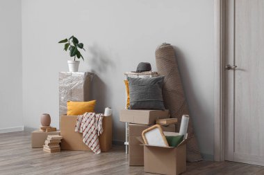 Taşındığı gün ışık duvarının yanındaki karton kutular.