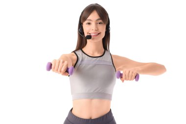 Beyaz arka planda aerobik yapan kulaklıklı kadın blogcu.