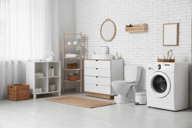 Tuvaletin içinde klozet, lavabo ve çamaşır makinesi var.