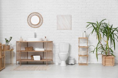 Tuvalet, lavabo ve raf üniteleri olan bir tuvalet.