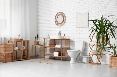 Tuvalet, lavabo ve raf üniteleri olan bir tuvalet.