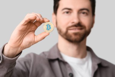 Bitcoin 'li genç adam arka planda, yakın plan