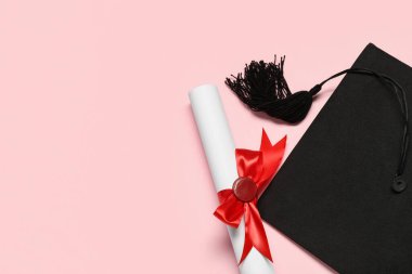 Havan tahtası ve pembe arka plan diploması.