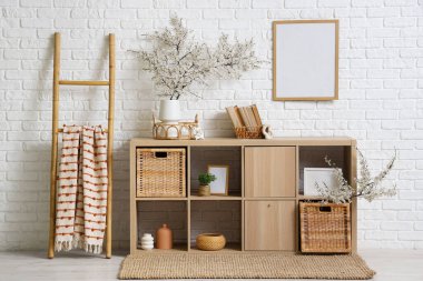 Çiçek açan dalları, klozeti ve boş çerçevesi olan odanın içi