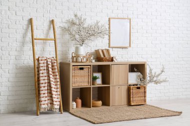 Çiçek açan dalları, klozeti ve boş çerçevesi olan odanın içi