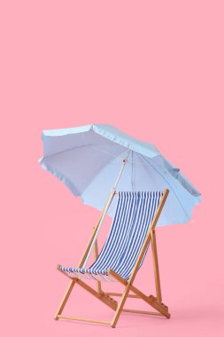 Pembe arka planda şemsiyeli çizgili iskemle