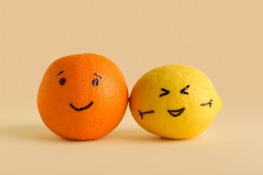 Renkli arka planda çizilmiş komik turunçgil meyveleri. Dostluk Günü kutlaması