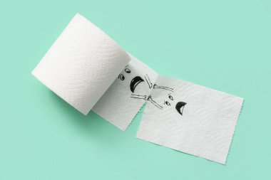 Tuvalet kağıdı rulosu. Renkli arka planda komik suratlar çizilmiş. Dostluk Günü kutlaması