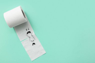 Tuvalet kağıdı rulosu. Renkli arka planda komik suratlar çizilmiş. Dostluk Günü kutlaması
