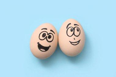 Renkli yüzlü komik tavuk yumurtaları. Dostluk Günü kutlaması