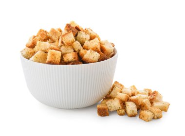 Beyaz arka planda çıtır çıtır ekmek tabağı