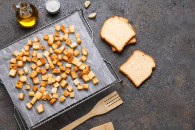 Kıtır kıtır kıtırlı fırın ve koyu arkaplanda sarımsak