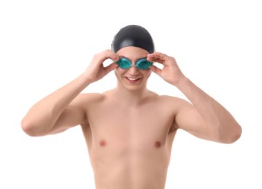 Erkek yüzücü beyaz arka plana gözlük takıyor