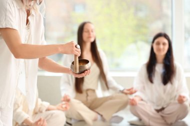 Tibet şarkı kaseli şifacı grup terapisindeki insanların enerjisini temizliyor.