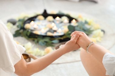 Daire şeklinde meditasyon yapan bir grup insan, yakın plan.