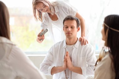 Daire içinde meditasyon yapan bir grup insan.