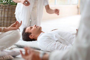 Grup terapisinde genç adamın enerjisinden arınmak