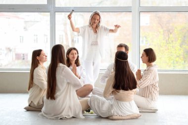 Daire içinde meditasyon yapan bir grup insan.