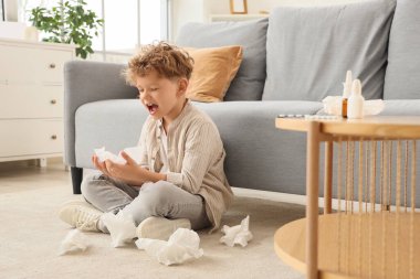 Evde alerjisi olan küçük hasta bir çocuk var.