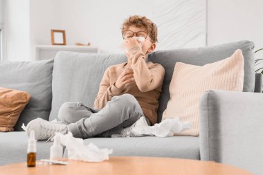 Evde alerjisi olan küçük hasta bir çocuk var.