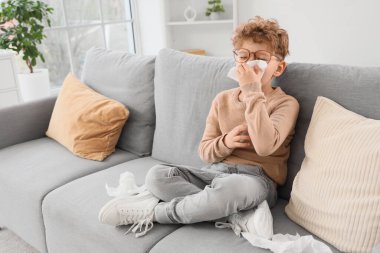 Evde alerjisi olan küçük hasta bir çocuk var.