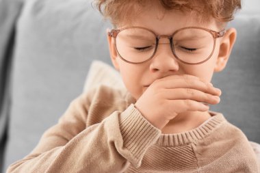 Evde alerjisi olan hasta küçük bir çocuk, yakın plan.